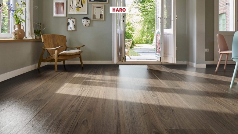 HARO%20Tritty%2090%20Silent%20Pro%20Landhausdiele%204V%20Nussbaum%20Cesano%20544691%20Raumbild%20Room%20up.jpg